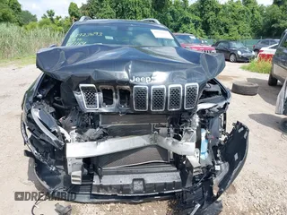 2019 Jeep Cherokee Latitude Plus z VIN 1C4PJLLB5KD316077, wystawiony jako IAAI lot #42723693 z przebiegiem 103 758 mil mil oraz . Historia ofert i sprzedaży dostępna na DreamBid. Obrazek 6.
