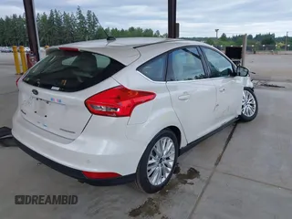 2018 Ford Focus Titanium z VIN 1FADP3N27JL314856, wystawiony jako IAAI lot #42553390 z przebiegiem 82 936 mil mil oraz . Historia ofert i sprzedaży dostępna na DreamBid. Obrazek 4.