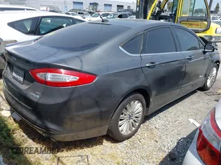 2016 Ford Fusion SE Hybrid z VIN 3FA6P0LU0GR218685, wystawiony jako IAAI lot #42550930 z przebiegiem 178 041 mil mil oraz . Historia ofert i sprzedaży dostępna na DreamBid. Obrazek 4.