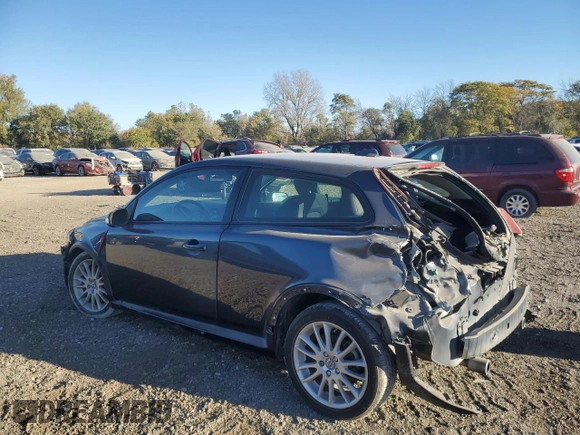 2011 Volvo C30 z VIN YV1672MK2B2238303, wystawiony jako Copart lot #76824794 z przebiegiem 63 574 mil mil oraz Czysty tytuł • Clean title. Historia ofert i sprzedaży dostępna na DreamBid. Obrazek 2.