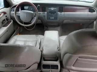 2005 Lincoln Town Car Signature Limited z VIN 1LNHM82W85Y648360, wystawiony jako Copart lot #55492705 z przebiegiem 76 110 mil mil oraz Tytuł czysty. Historia ofert i sprzedaży dostępna na DreamBid. Obrazek 8.