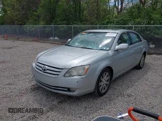 2007 Toyota Avalon XL z VIN 4T1BK36B77U198619, wystawiony jako IAAI lot #42204373 z przebiegiem 348 721 mil mil oraz . Historia ofert i sprzedaży dostępna na DreamBid. Obrazek 2.