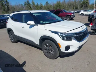 2024 Kia Seltos S z VIN KNDEUCAA7R7611201, wystawiony jako IAAI lot #42052316 z przebiegiem 22 156 mil mil oraz . Historia ofert i sprzedaży dostępna na DreamBid. Obrazek 1.