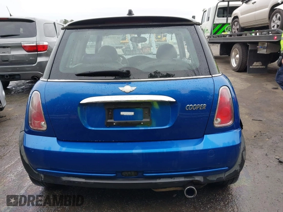 2006 MINI Hardtop z VIN WMWRC33566TK66280, wystawiony jako IAAI lot #41752311 z przebiegiem 237 056 mil mil oraz . Historia ofert i sprzedaży dostępna na DreamBid. Obrazek 16.