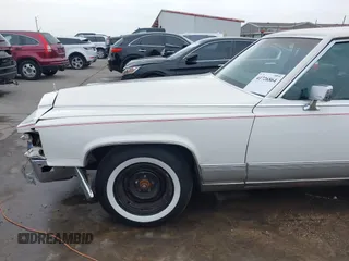 1991 Cadillac Brougham z VIN 1G6DW5470MR718950, wystawiony jako IAAI lot #41726864 z przebiegiem 207 324 mil mil oraz . Historia ofert i sprzedaży dostępna na DreamBid. Obrazek 18.