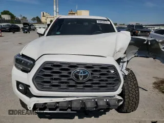 2023 Toyota Tacoma SR z VIN 3TMCZ5AN8PM589655, wystawiony jako Copart lot #56663615 z przebiegiem 43 327 mil mil oraz Szkoda całkowita • Salvage title. Historia ofert i sprzedaży dostępna na DreamBid. Obrazek 5.