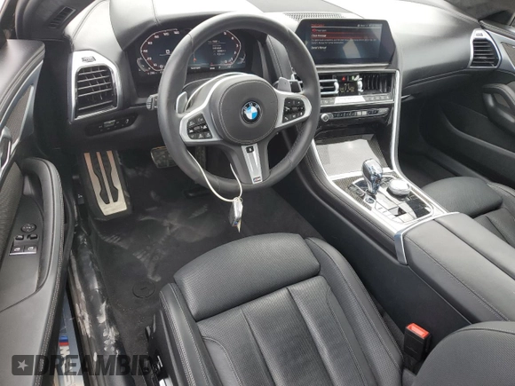 2022 BMW 8 Series M850i xDrive z VIN WBABC4C04NCJ45659, wystawiony jako Copart lot #64786713 z przebiegiem 18 091 mil mil oraz . Historia ofert i sprzedaży dostępna na DreamBid. Obrazek 8.