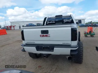 2019 GMC Sierra 2500HD Denali with VIN 1GT12SEY5KF236832, listed as a IAAI auction lot 40151260 with 45,531 mi miles. Bid and sale history available at carsss.com. Image 16.