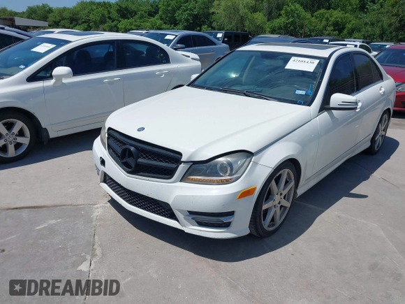 2013 Mercedes-Benz C 250 Sport z VIN WDDGF4HB7DA784290, wystawiony jako IAAI lot #42101430 z przebiegiem 135 886 mil mil oraz . Historia ofert i sprzedaży dostępna na DreamBid. Obrazek 2.