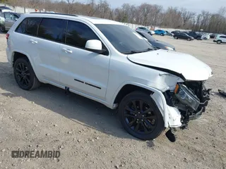 2018 Jeep Grand Cherokee Laredo E z VIN 1C4RJFAG8JC500877, wystawiony jako IAAI lot #41797456 z przebiegiem 95 067 mil mil oraz . Historia ofert i sprzedaży dostępna na DreamBid. Obrazek 1.