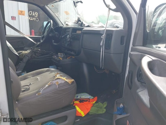 2005 Chevrolet Express Cargo Van with VIN 1GCGG25V451145263, listed as a IAAI auction lot 41474612 with 390,174 mi miles. Bid and sale history available at carsss.com. Image 5.