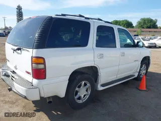 2002 GMC Yukon Denali with VIN 1GKEK63U32J186913, listed as a IAAI auction lot 42030562 with 220,156 mi miles. Bid and sale history available at carsss.com. Image 4.