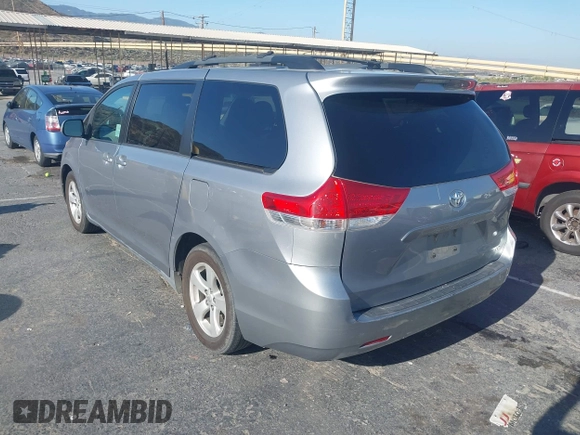 2011 Toyota Sienna LE AAS z VIN 5TDKK3DC8BS163200, wystawiony jako IAAI lot #42523991 z przebiegiem 260 470 mil mil oraz . Historia ofert i sprzedaży dostępna na DreamBid. Obrazek 3.