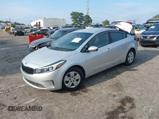 2018 Kia Forte LX z VIN 3KPFK4A79JE168946, wystawiony jako IAAI lot #37465651 z przebiegiem 95 309 mil mil oraz . Historia ofert i sprzedaży dostępna na DreamBid. Obrazek 2.