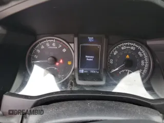 2017 Toyota Tacoma SR5 z VIN 3TMAZ5CN1HM047528, wystawiony jako Copart lot #49260315 z przebiegiem 78 361 mil mil oraz Szkody całkowita. Historia ofert i sprzedaży dostępna na DreamBid. Obrazek 9.