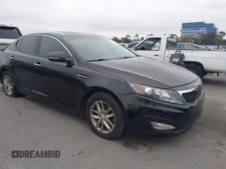 2013 Kia Optima LX z VIN KNAGM4A79D5313804, wystawiony jako IAAI lot #42168496 z przebiegiem 152 376 mil mil oraz . Historia ofert i sprzedaży dostępna na DreamBid. Obrazek 1.