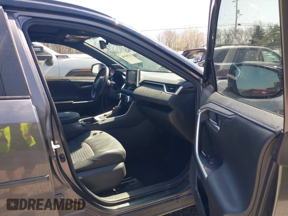 2021 Toyota RAV4 Hybrid XSE z VIN 4T3E6RFV4MU058397, wystawiony jako IAAI lot #42060980 z przebiegiem 236 612 mil mil oraz . Historia ofert i sprzedaży dostępna na DreamBid. Obrazek 5.