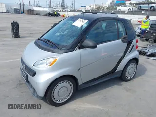 2015 Smart fortwo Passion z VIN WMEEJ3BA9FK800109, wystawiony jako IAAI lot #42782911 z przebiegiem 71 534 mil mil oraz . Historia ofert i sprzedaży dostępna na DreamBid. Obrazek 2.