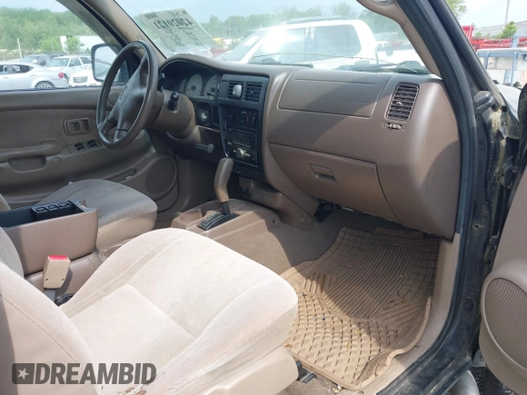 2001 Toyota Tacoma PreRunner with VIN 5TEGN92N61Z762988, listed as a IAAI auction lot 42020121 with 267,911 mi miles. Bid and sale history available at carsss.com. Image 5.