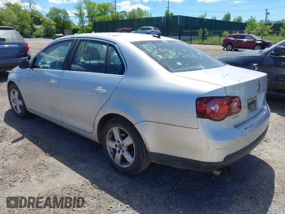 2008 Volkswagen Jetta SE z VIN 3VWRZ71K58M044121, wystawiony jako IAAI lot #42317882 z przebiegiem Nie podano mil oraz . Historia ofert i sprzedaży dostępna na DreamBid. Obrazek 3.