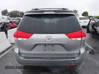2014 Toyota Sienna LE AAS z VIN 5TDKK3DC1ES488954, wystawiony jako IAAI lot #41557423 z przebiegiem 144 031 mil mil oraz . Historia ofert i sprzedaży dostępna na DreamBid. Obrazek 16.