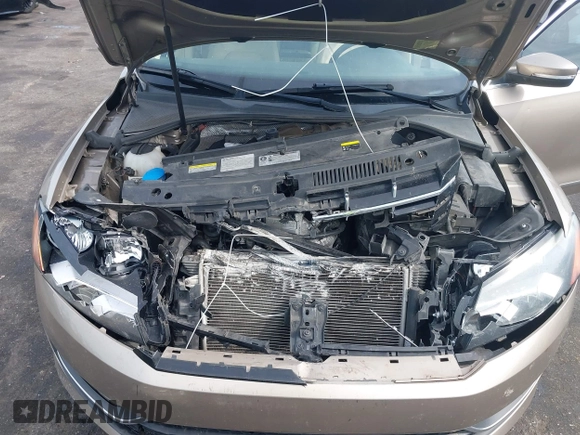 2015 Volkswagen Passat SEL Premium z VIN 1VWCV7A33FC025205, wystawiony jako IAAI lot #42098256 z przebiegiem 165 661 mil mil oraz . Historia ofert i sprzedaży dostępna na DreamBid. Obrazek 10.