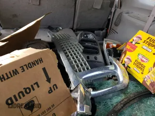 2000 Ford Excursion XLT z VIN 1FMNU41S8YEC60691, wystawiony jako Copart lot #55406265 z przebiegiem Nie podano mil oraz Szkoda całkowita • Salvage title. Historia ofert i sprzedaży dostępna na DreamBid. Obrazek 12.