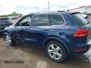 2011 Volkswagen Touareg Sport z VIN WVGFF9BP0BD002958, wystawiony jako IAAI lot #42281009 z przebiegiem 147 801 mil mil oraz . Historia ofert i sprzedaży dostępna na DreamBid. Obrazek 15.