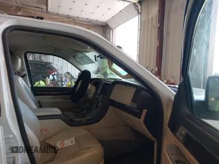 2003 Lincoln Aviator Luxury z VIN 5LMEU68H23ZJ45606, wystawiony jako IAAI lot #42304911 z przebiegiem 234 998 mil mil oraz . Historia ofert i sprzedaży dostępna na DreamBid. Obrazek 5.