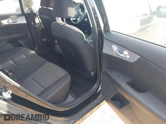2024 Kia Forte LXS z VIN 3KPF24AD5RE840129, wystawiony jako IAAI lot #41824131 z przebiegiem 4 705 mil mil oraz . Historia ofert i sprzedaży dostępna na DreamBid. Obrazek 8.