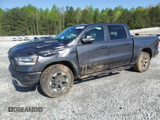 2019 Ram 1500 Rebel z VIN 1C6SRFLT0KN913894, wystawiony jako Copart lot #52300615 z przebiegiem 60 948 mil mil oraz Szkoda całkowita • Salvage title. Historia ofert i sprzedaży dostępna na DreamBid. Obrazek 1.