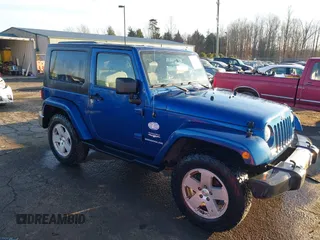 2010 Jeep Wrangler Sahara z VIN 1J4GA5D11AL105992, wystawiony jako IAAI lot #41434926 z przebiegiem 100 464 mil mil oraz . Historia ofert i sprzedaży dostępna na DreamBid. Obrazek 1.