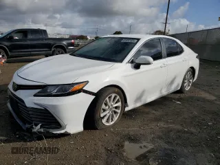 2024 Toyota Camry LE z VIN 4T1C11AK9RU256526, wystawiony jako Copart lot #51592325 z przebiegiem 17 391 mil mil oraz Szkody całkowita. Historia ofert i sprzedaży dostępna na DreamBid. Obrazek 1.
