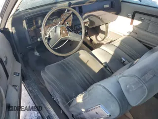 1984 Chevrolet Monte Carlo z VIN 1G1AZ37H3EB102999, wystawiony jako Copart lot #87061824 z przebiegiem 271 202 mil mil oraz Szkody całkowita. Historia ofert i sprzedaży dostępna na DreamBid. Obrazek 8.