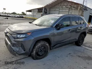 2021 Toyota RAV4 LE z VIN 2T3H1RFVXMC112704, wystawiony jako Copart lot #63049185 z przebiegiem 54 661 mil mil oraz Szkoda całkowita • Salvage title. Historia ofert i sprzedaży dostępna na DreamBid. Obrazek 1.