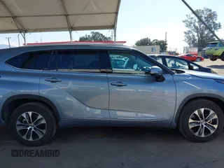 2022 Toyota Highlander XLE z VIN 5TDHZRAH1NS121058, wystawiony jako IAAI lot #41992011 z przebiegiem 40 181 mil mil oraz . Historia ofert i sprzedaży dostępna na DreamBid. Obrazek 13.