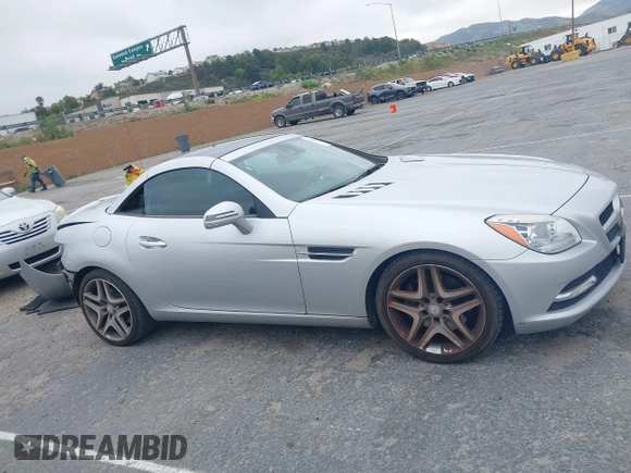 2016 Mercedes-Benz SLK 300 z VIN WDDPK3JA6GF120786, wystawiony jako IAAI lot #42194863 z przebiegiem 114 125 mil mil oraz . Historia ofert i sprzedaży dostępna na DreamBid. Obrazek 13.