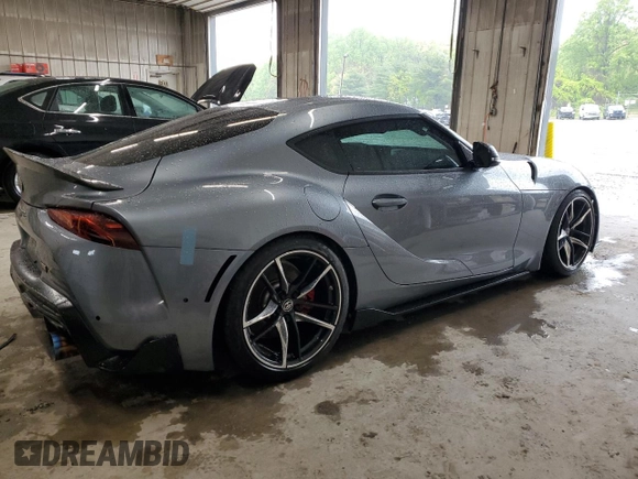 2021 Toyota Supra 3.0 z VIN WZ1DB0C06MW043625, wystawiony jako Copart lot #48971283 z przebiegiem 8255 mil mil oraz . Historia ofert i sprzedaży dostępna na DreamBid. Obrazek 3.