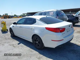 2015 Kia Optima LX z VIN KNAGM4A7XF5528918, wystawiony jako IAAI lot #42673801 z przebiegiem 132 968 mil mil oraz . Historia ofert i sprzedaży dostępna na DreamBid. Obrazek 3.