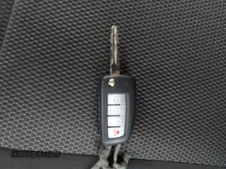 2013 Nissan Versa SV z VIN 3N1CN7AP0DL824093, wystawiony jako IAAI lot #41962416 z przebiegiem 132 846 mil mil oraz . Historia ofert i sprzedaży dostępna na DreamBid. Obrazek 11.