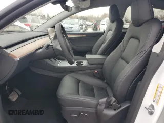 2025 Tesla Model Y Long Range z VIN 7SAYGDEE4SA357731, wystawiony jako Copart lot #44438785 z przebiegiem 1877 mil mil oraz Szkoda całkowita • Salvage title. Historia ofert i sprzedaży dostępna na DreamBid. Obrazek 7.