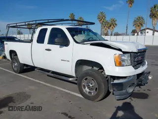 2011 GMC Sierra 2500HD Work Truck z VIN 1GT22ZCGXBZ155590, wystawiony jako IAAI lot #41712199 z przebiegiem 338 205 mil mil oraz . Historia ofert i sprzedaży dostępna na DreamBid. Obrazek 1.