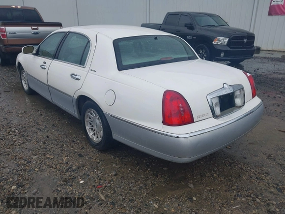 1999 Lincoln Town Car Signature z VIN 1LNHM82W5XY677222, wystawiony jako IAAI lot #41861916 z przebiegiem 207 900 mil mil oraz . Historia ofert i sprzedaży dostępna na DreamBid. Obrazek 3.