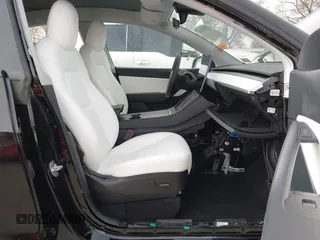 2022 Tesla Model Y Long Range z VIN 7SAYGAEE5NF428327, wystawiony jako IAAI lot #41698750 z przebiegiem 26 846 mil mil oraz . Historia ofert i sprzedaży dostępna na DreamBid. Obrazek 5.