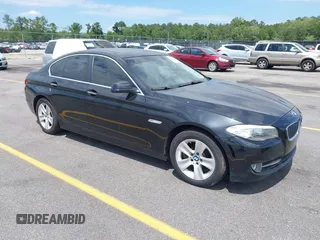 2013 BMW 5 Series 528i xDrive z VIN WBAXH5C54DDW15982, wystawiony jako IAAI lot #42340840 z przebiegiem 102 200 mil mil oraz . Historia ofert i sprzedaży dostępna na DreamBid. Obrazek 1.