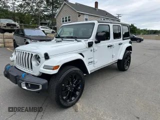 2023 Jeep Wrangler Sahara z VIN 1C4JJXP63PW699068, wystawiony jako Copart lot #62887515 z przebiegiem 42 106 mil mil oraz Czysty tytuł • Clean title. Historia ofert i sprzedaży dostępna na DreamBid. Obrazek 1.