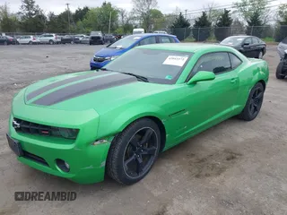 2011 Chevrolet Camaro 2LT z VIN 2G1FC1ED2B9142614, wystawiony jako IAAI lot #42043372 z przebiegiem 143 094 mil mil oraz . Historia ofert i sprzedaży dostępna na DreamBid. Obrazek 17.