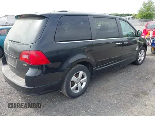 2011 Volkswagen Routan z VIN 2V4RW6DG6BR695681, wystawiony jako IAAI lot #42078872 z przebiegiem 141 730 mil mil oraz . Historia ofert i sprzedaży dostępna na DreamBid. Obrazek 4.