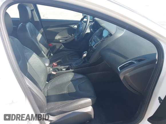 2016 Ford Focus Titanium z VIN 1FADP3J23GL358772, wystawiony jako IAAI lot #42103694 z przebiegiem 85 290 mil mil oraz . Historia ofert i sprzedaży dostępna na DreamBid. Obrazek 5.