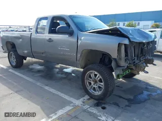 2007 Chevrolet Silverado 1500 LT w/1LT with VIN 1GCEC19J07E580345, listed as a IAAI auction lot 40884974 with 277,971 mi miles. Bid and sale history available at carsss.com. Image 1.